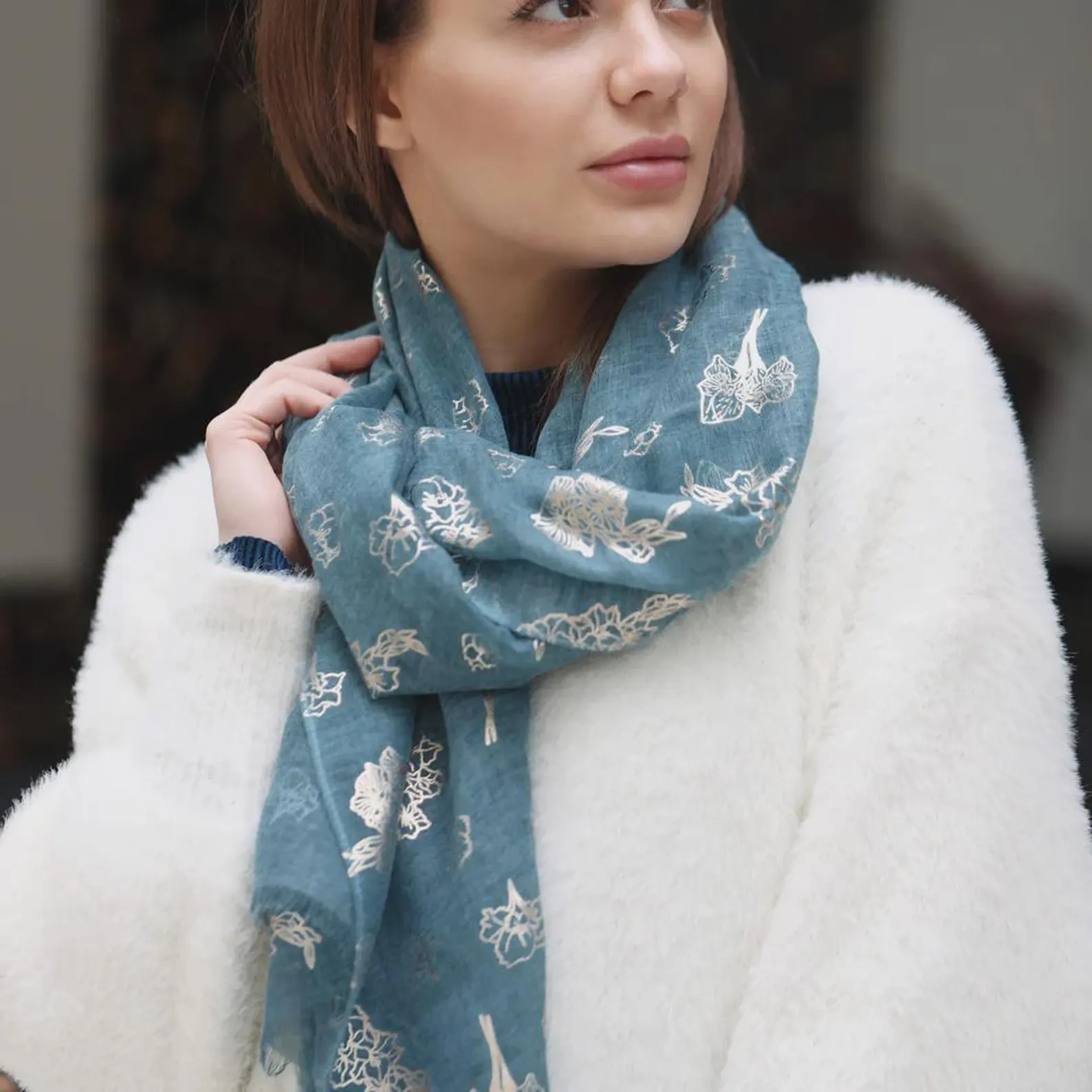 Eșarfă din mătase pictată în albastru, verde și mov, drapată pe manechin